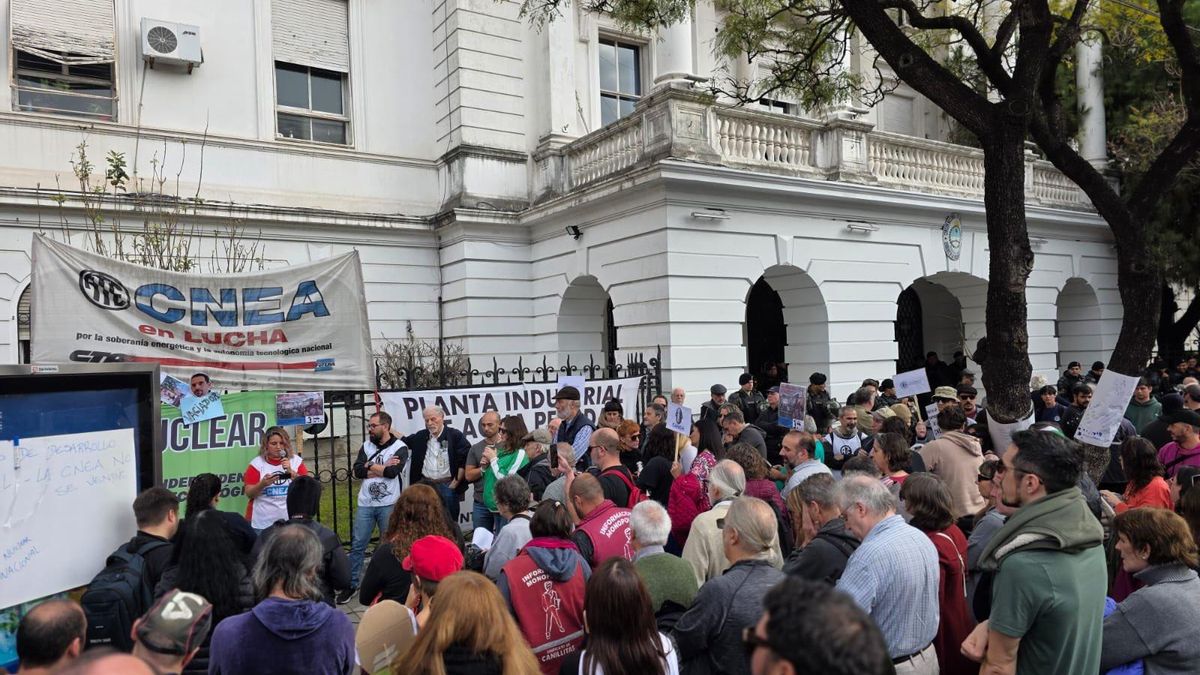 Despidos y tensión en la CNEA: la protesta de ATE derivó en incidentes con Gendarmería